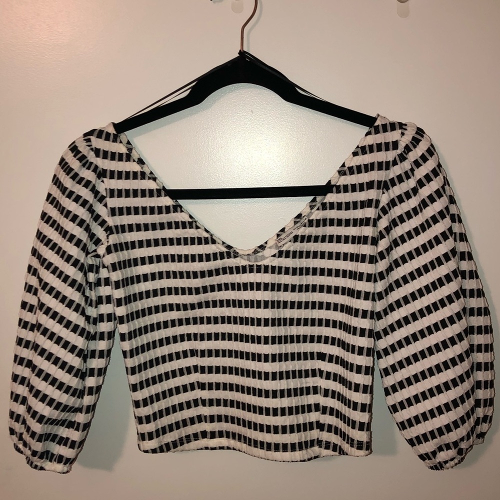 Off the Shoulder / V-Neck Crop